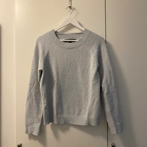 Stickad tröja från Vero Moda  - Ljusblå stickad tröja från Vero Moda, storlek m