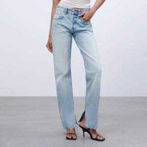 Populära mid rise jeans från Zara. Aldrig använda då dem är lite stora för mig. Storlek 44 men är som sagt liite stora på mig som vanligtvis har 38 i jeans. 