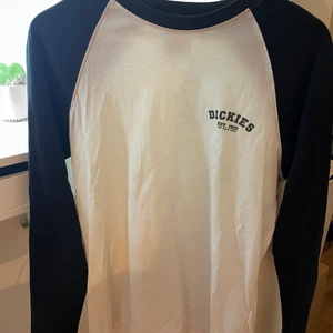 dickies longsleeve - fint skick två små hål fram (se bild 2) 100kr eller kom med ett bud