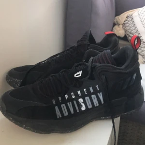 Basketskor adidas Dame 7 opponent advisory - Säljer ett par dame 7 basket skor för 600kr pris kan diskuteras men start 600 dem är andvända men i bra skick går för 1200kr ny pris.