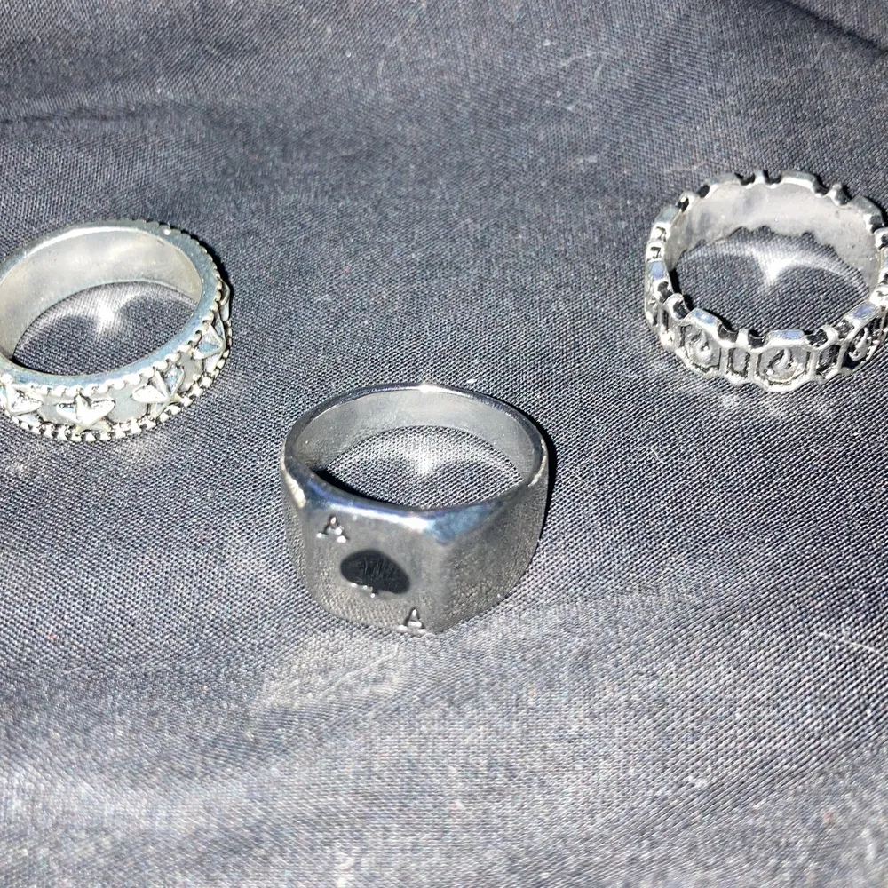 Säljer dessa ringar då dem är för stora för mig. 15kr st Frakt 13kr ⚠️tar bara swish!⚠️. Accessoarer.