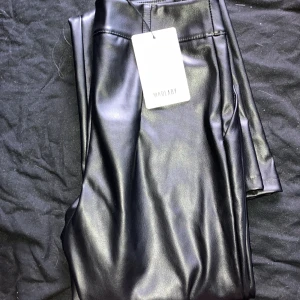 Jeans - Helt nya byxor från madlady och dom är aldrig använda☺️