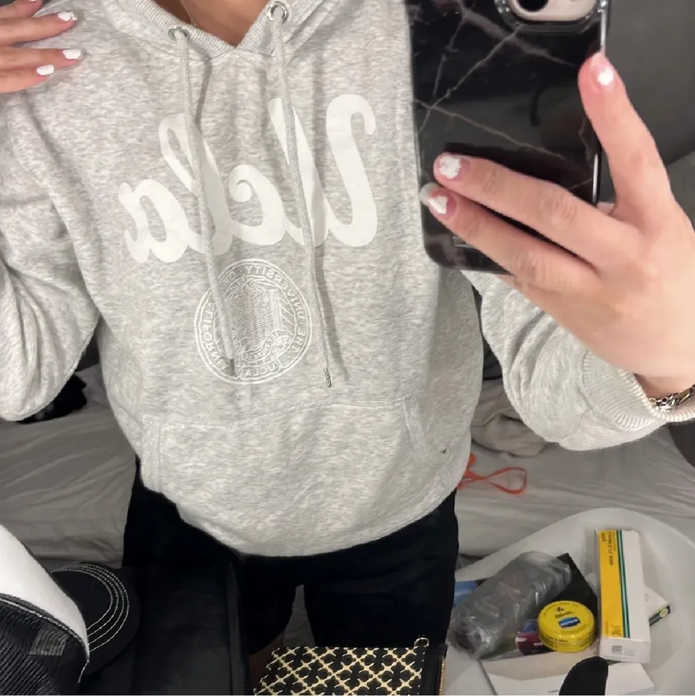 En grå hoodie från h&m i storleken S säljs pga inte kommer till användning.. Hoodies.