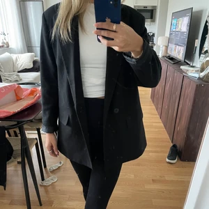 Svart kavaj/blazer - Säljer en till svart kavaj från zara strl s och nypris 559kr. Den är så fin sitter perfekt men har för många. Använd ett fåtal gånger 
