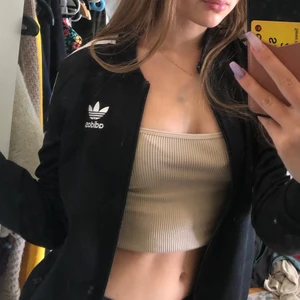Adidas kofta - En snygg adidas kofta köpt här på Plick, som jag inte använt bara. Köpare står för frakt💕 