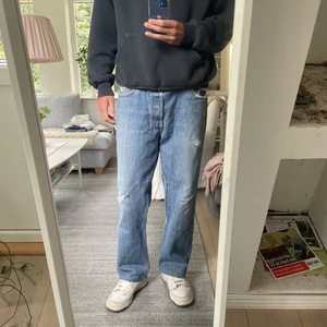 Vintage levis jeans  - Fint par Levis 501 vintage Size 36/34 men uppsydda till 36/30 skulle jag säga  Nån fläck annars bra skick 