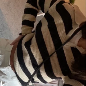 Randig tröja - Säljer denna stickade tröja då den ej kommit till användning. Köpt här på plick (lånad bild)