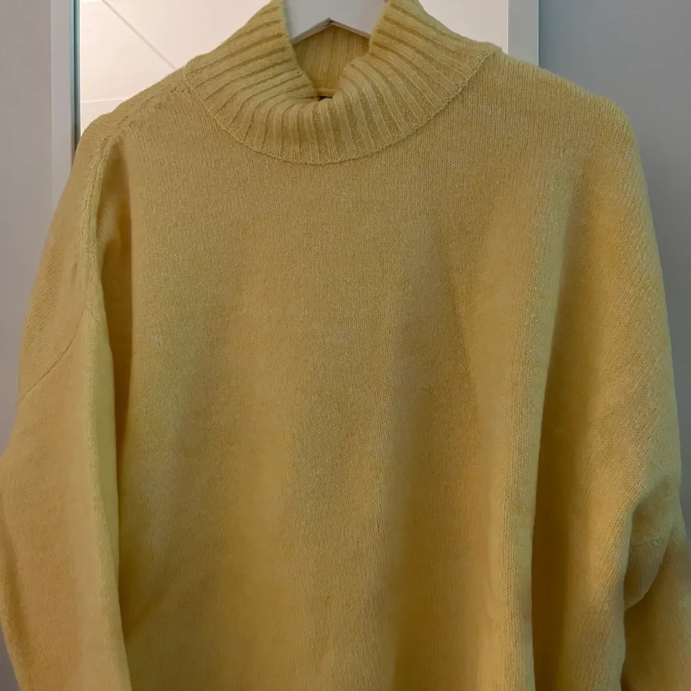 Fin stickad tröja i en fin gul färg. Knappt använd . Stickat.