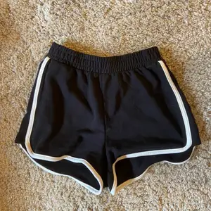 Mjukisshorts i barnstorlek 164 men passar xs, 30kr plus frakt🤍 hör av dig om du undrar något 