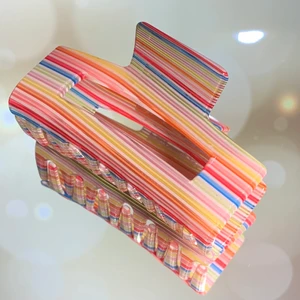 Hårklämma med Matilda Djerf-vibe - Så fin hårklämma som liknar det populära hårbandet från Matilda Djerf! Köpt i köpenhamn. ÄLSKAR den! MEN den är för liten för mitt hår 💔 Därav aldrig använd och fint skick. Kan skickas med frimärke eller spårbart! 