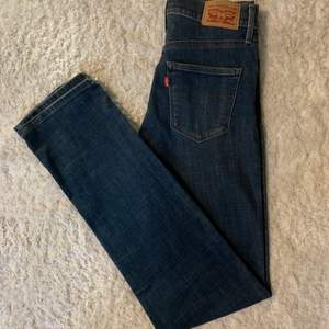 NYA oanvända Levi’s slimming straight jeans. Kan fraktas då köparen står för fraktkostnaden. 