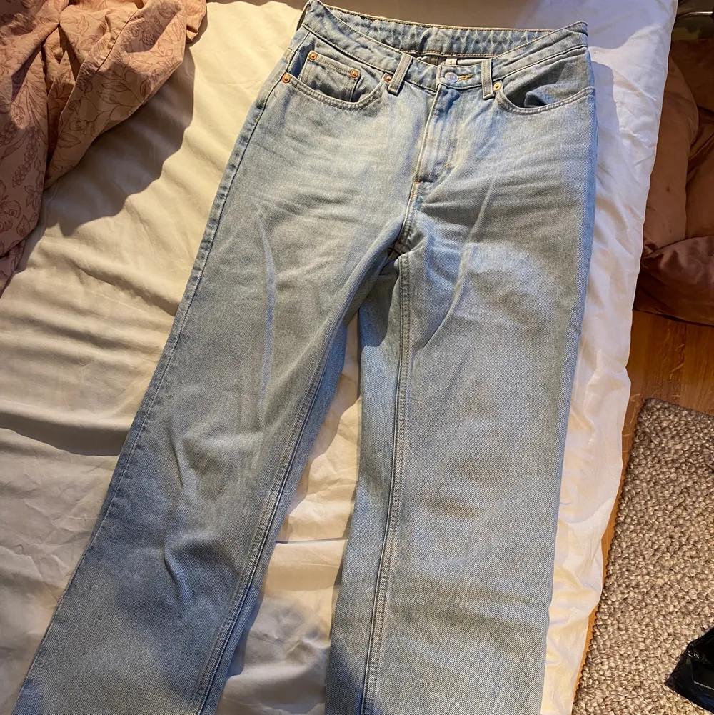 Ljusblå jeans från Weekday med raka ben i passformen. I väldigt fint skick! Waist 27 Längd 28. Jeans & Byxor.