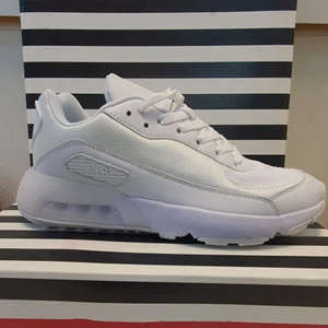 Skor - Moderiktiga sportskor med känsla av komfort och bra kvalitet , vi ligger inom bra priser