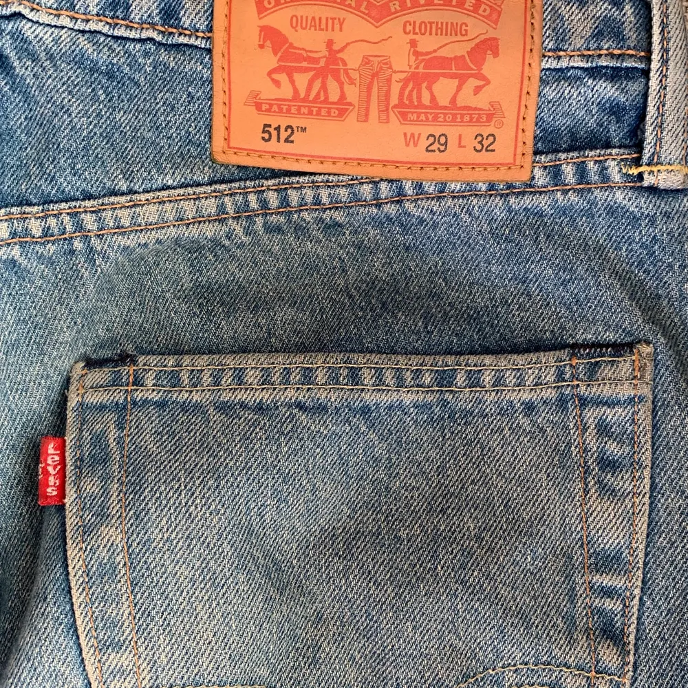 Använda cirka 5 gånger, växt ur dem så säljer billigare här :)   Passformen är slim fit 512, så sök upp levis 512 men jeans så ser ni ungefär hur de sitter!. Jeans & Byxor.