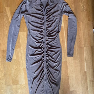 Gina tricot - Dolly shirt dress  - Strl S, använd endast 2 ggr. Jätteskön att ha på sig, skinny fit. 