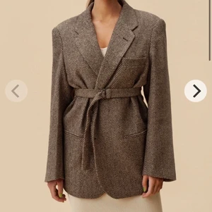 Adoore Blazer - Adoore oversized blazer strl 34, använd 1 gång så är i nytt skick. Säljes pga att den inte kommer till användning🌞 köparen står för frakt om den behöver postas