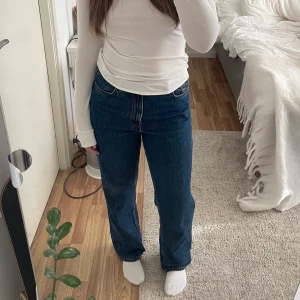 Baggy jeans - Säljer mina jeans från Monki i modellen Taiki, färgen Medium blue. Säljer då de inte kommer till användning☺️ De är i mycket fint skick och utan slitage. Köparen står för frakt (spårbar). Skriv om du har frågor🫶