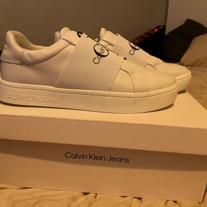 Calvin Klein skor - Säljer dessa då dem är för stora på mig, aldrig använda, kartong kommer med, mycket fint skick
