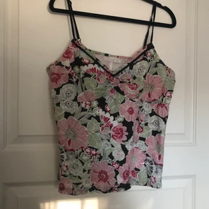 Cute sequined spaghetti strap top  - Har hittat i min mammas förråd av kläder hon köpte för 15 år sedan för att återsälja (alltså helt oanvänd). Tyget är delvis täckt av paljetter här och där. *Köparen står för frakt*