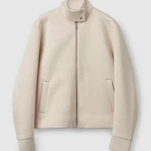 Cos jacka - Säljer denna fina jacka från cos. Den är aldrig använt med lappar kvar.! Säljer då jag glömde bort att skicka tillbaka och nu är det försent…💓 Nypris ligger på 990kr