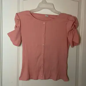 Säljer min jättefina rosa tröja för att den inte kommer till användning💘. Den är jätte fin till ett par lågmidjade byxor😉 