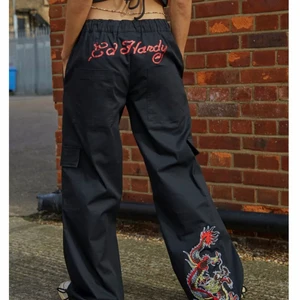 Ed hardy x urban outfitters  - Två första bilderna är tagna från Urban outfitters hemsida!  Säljer då dem ej passar, men riktigt snygga!! Nypris 850kr