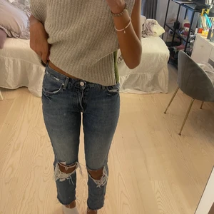 Lågmidjade jeans - Lågmidjade jeans med hål med jätte fin passfom!