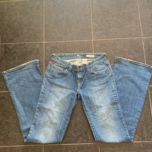 Lågmidjade jeans - Jättefina lågmidjade bootcut jeans från Diva. Storlek 29 long. ⚠️Innerbensmått och midja står i kommentarerna⚠️Kan ta fler bilder om de önskas men tyvärr inga på då de som sagt är för stora/långa. Kontakta privat om intresserad ❤️köparen står för frakt