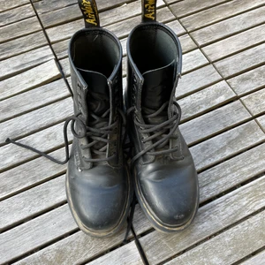 Dr Martens - Fina Dr Martens kängor i bra skick. Perfekta nu till hösten.  Strl 38💓 Köpta för 2000kr. 