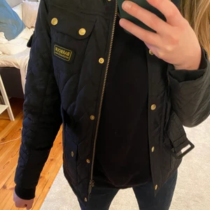 Jacka  - En tunn jacka från Barbour i nyskick, endast testad! I storlek XL men är i barnstorlek så passar S skulle jag säga💗 Köpt för 1300kr