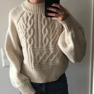 Stickad tröja - Vit stickad tröja från monki, perfekt för sena sommarkvällar 🥺 Priset går att diskutera