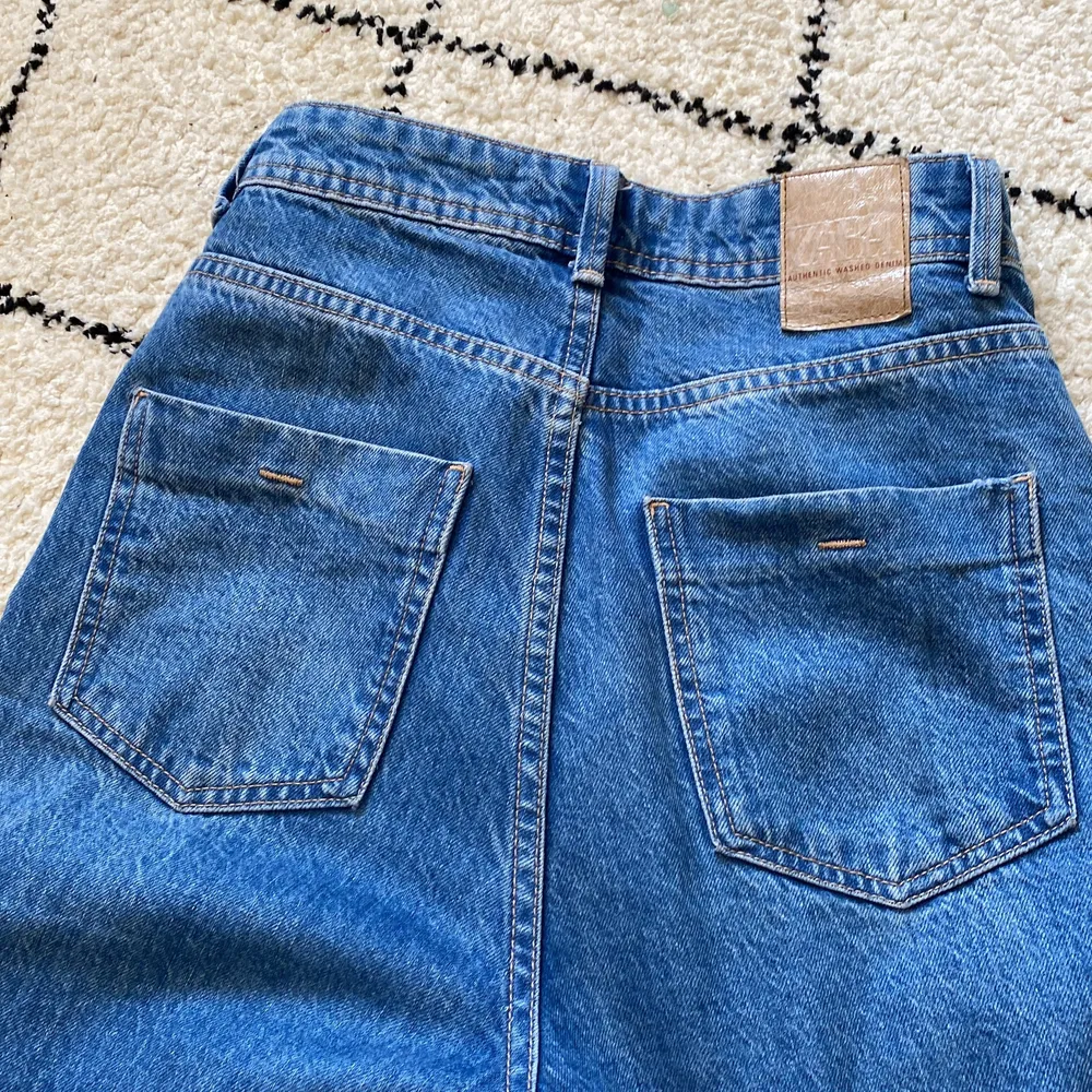 Supersnygga blåa jeans från Zara!! Säljer pga av att de tyvärr är för långa för små för mig… det är storlek 34 (25/26 i midjan och 34 i längd skulle jag säga) <3 (skriv för fler bilder) . Jeans & Byxor.