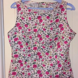 Linne med vackra blommotiv - Vackert sommrig linne med vackra blommotiv. Linnet är midjelångt och i känt silkeslikt material.                     Storlek/ 40 men som S/M                   (liten i storleken) . Fler bilder kan skickas vid intresse. 🛍️🌺📦