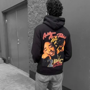 Tupac hoodie - Säljer denna as coola hoodie från iconsliving. Säljer den då den inte kommer till användning. Använd fåtal gånger och köpte den ny för 800kr. ❤️ Kontakta mig för egna bilder 