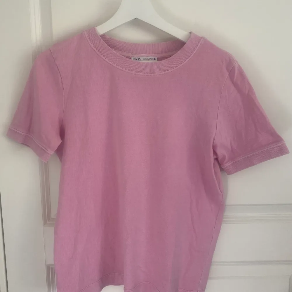 Jättesöt ljusrosa T-shirt från Zara. Använd ett fåtal gånger så den är nästan som ny😋 Storlek M men nästan som en S. Köpare står för frakt.. T-shirts.