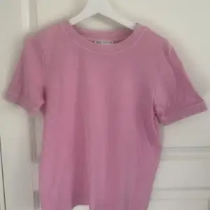 Jättesöt ljusrosa T-shirt från Zara. Använd ett fåtal gånger så den är nästan som ny😋 Storlek M men nästan som en S. Köpare står för frakt.