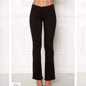 Svarta knappt använda bootcut levis jeans! Jättefina och sköna, låga i midjan.