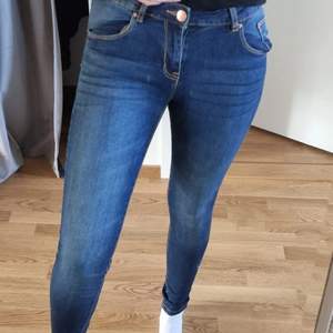 Jeans från lager157. Något smutsig på märket bak övrigt utan anmärkningar! Mellan midjan. Stretchiga   Storlek S