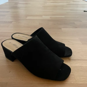 Svarta klackar i st. 39 - Skor med låg klack, endast använda ett fåtal gånger