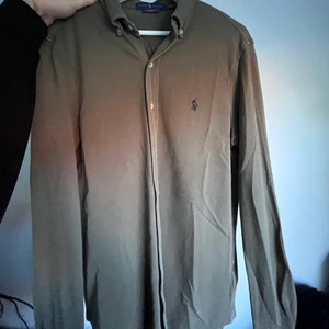 Ralph lauren skjorta - Grön skjorta i storlek S (herr), men passar dam!