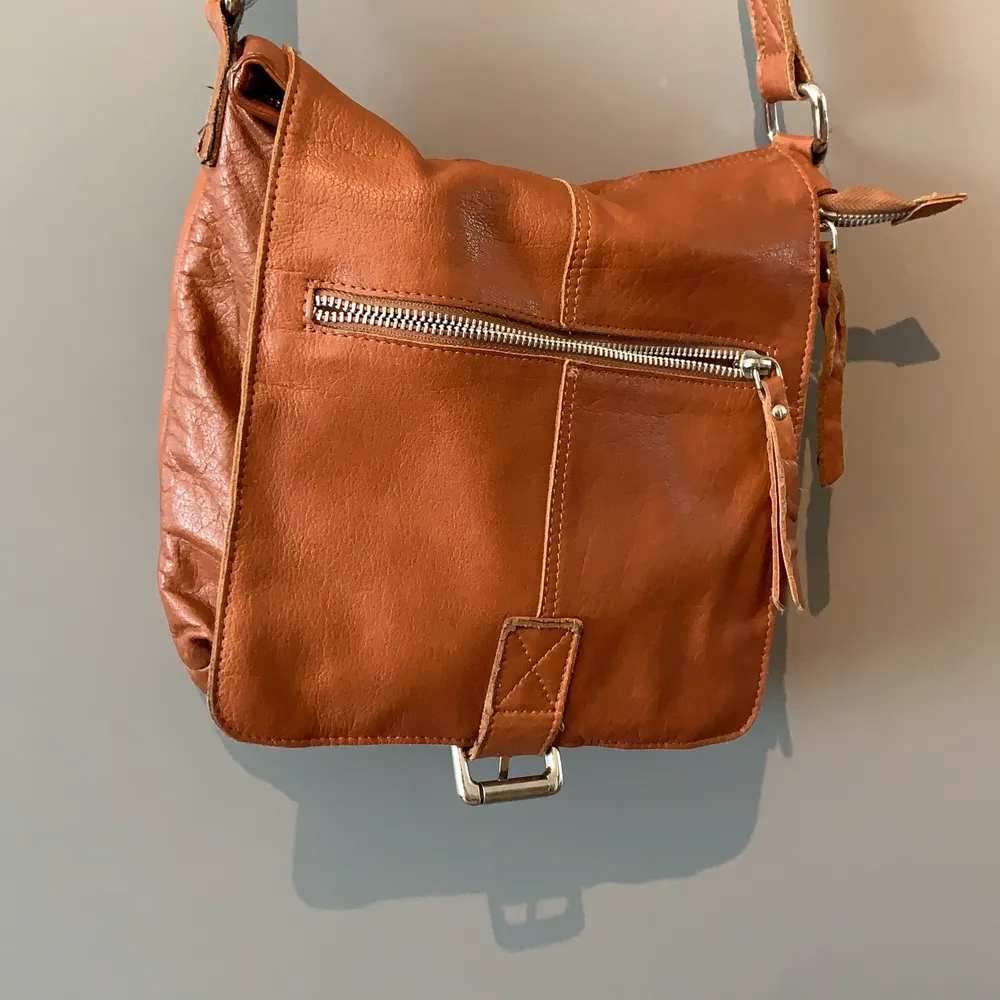 Fin handväska i brun läderimitation. Väskor.