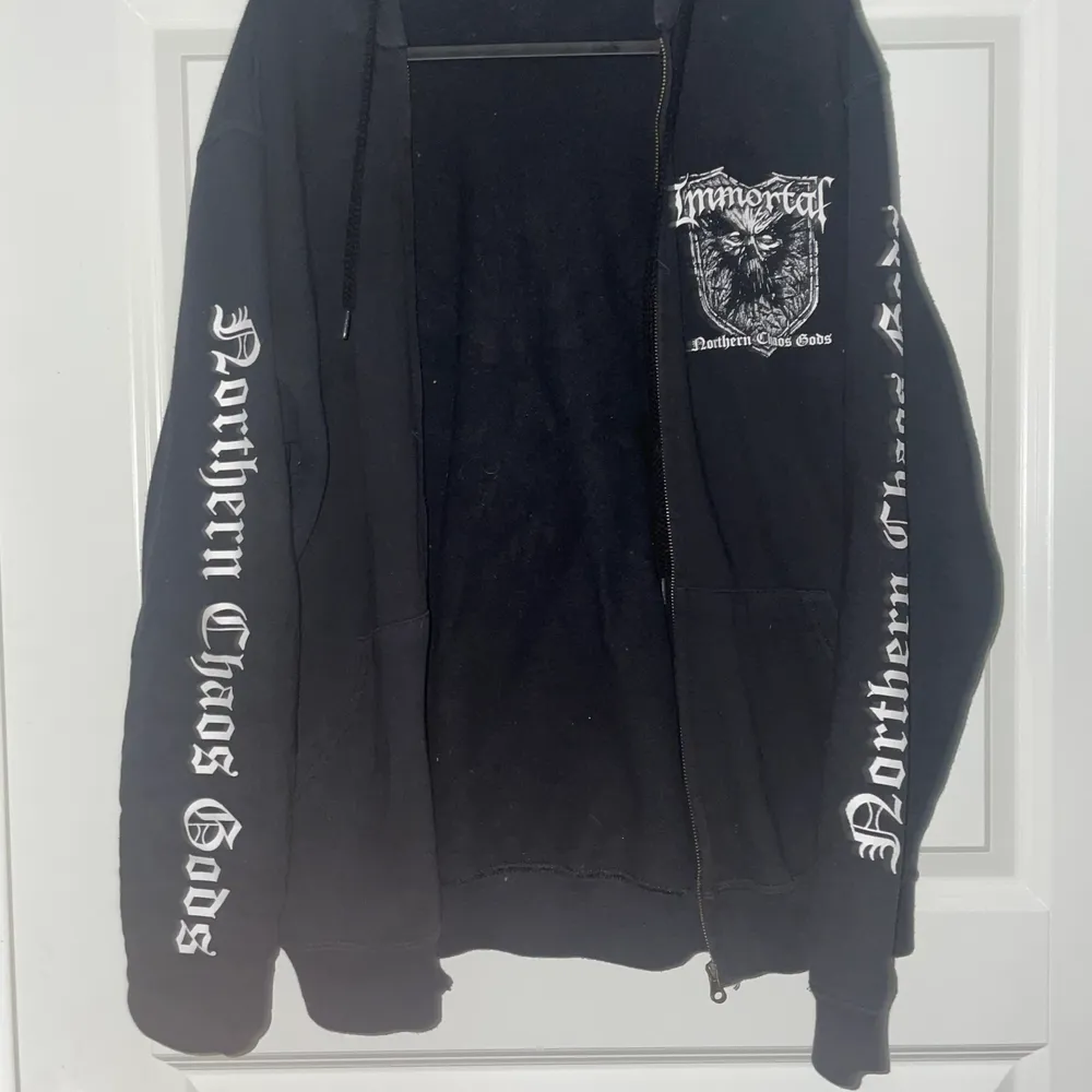 immortal-zip hoodie i bra skick (spårbar frakt är inräknat i priset). Hoodies.