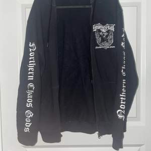 immortal-zip hoodie i bra skick (spårbar frakt är inräknat i priset)