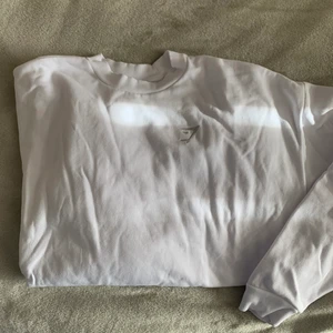 Gymshark oversized sweatshirt - (Andra bilden lånad) Använd 1-2 ggr och sedan bara legat i garderoben. Storlek XS men den är oversized, sitter som på tjejen på bild nr 2. Köpt för 449:-! Köparen står för frakten.