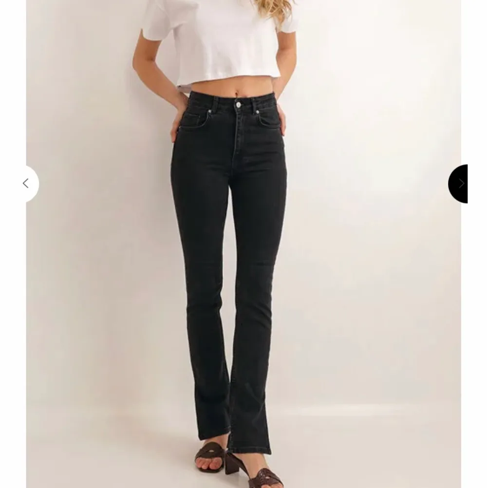 Ett par nästan oanvända svarta jeans med slits på sidan från chiquelle i storlek 38 sitter som en smäck men är tyvärr för liten för mig!😕. Jeans & Byxor.