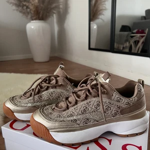 Guess skor - Använd några gånger, som nya storlek 39