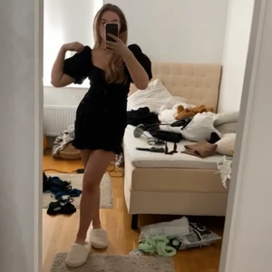 Klänning - Klänning med puffärm som man kan ha offshoulder om man vill, endast använd 1 gång!💖