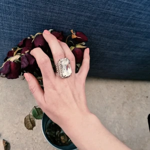 Alexa Cocktail Ring av Caroline Svedbom  - ♡ 20 x 30 mm, dock justerbar ♡ Alexa Cocktail Ring Crystal + Vintage Rose x 1, Rhodium/Crystal ♡18K rhodium ♡Jag har använt smycket 3-5 ggr totalt men skicket är som om den vore oanvänd  ordinariepris: 1495 kr Ringen är som klippt och skuren för festliga tillställningar. Den eleganta ringen bärs upp snyggt även till vardags. Med hjälp av ringen kan alldagliga kläder kläs upp, vilket gör den till ett smakfullt, säkert kort i smyckesskrinet.