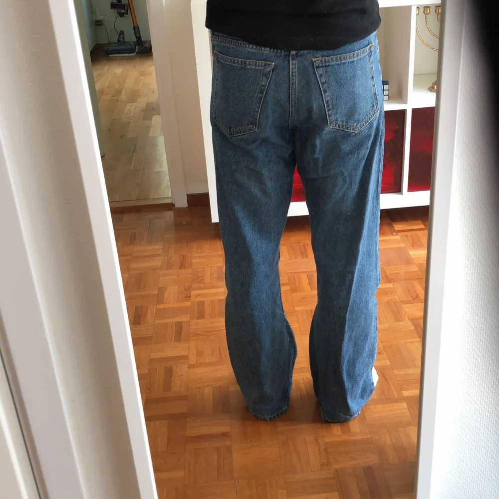 Flared jeans som jag gjort själv, det är limmat med textillim och sitter bra. Byxmodellen är Weekday ”Barrel” storlek 29/30. Jeans & Byxor.