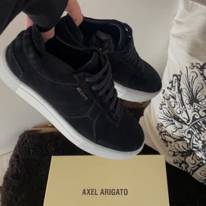 Axel Arigato skor - Säljer dessa as snygga Arigato skorna!! Dom är i storlek 37 och är använda fåtal gånger så är i super fint skick!! Nypris var 1950kr. Dustbag samt låda och kvitto följer med!! Skriv för fler bilder eller frågor ❣️🙌🏽 PRIS KAN DISKUTERAS! köparen står för frakt 